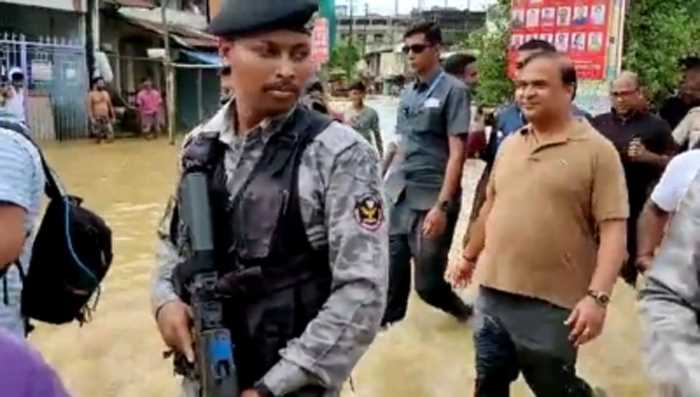 असम के मुख्यमंत्री ने बाढ़ प्रभावित सिलचर का दौरा किया, प्रभावित निवासियों से मुलाकात की